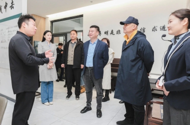 中國(guó)室內(nèi)裝飾協(xié)會(huì)副會(huì)長(zhǎng)劉杰一行來(lái)我??疾旖涣餍F蠛献?></div>
<div id=