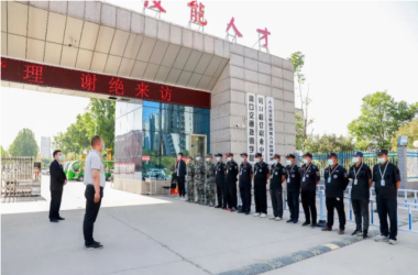 我校召開疫情防控和校園安全現(xiàn)場會