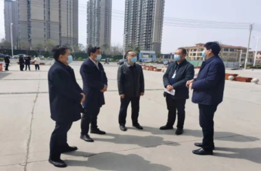周口市教體局黨組成員、督學(xué)褚嚴(yán)明一行四人蒞臨我校檢查指導(dǎo)疫情防控工作