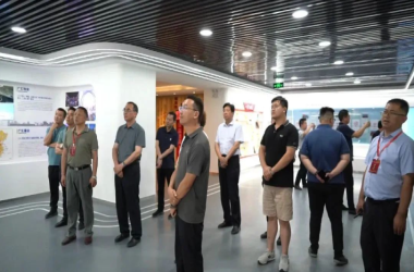 我校副校長王國炎一行到新疆哈密考察交流