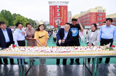 我院舉辦“一歲一禮，擁抱青春”集體生日活動(dòng)