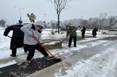 鏟雪除冰 情暖寒冬 | 我校開(kāi)展掃雪除冰志愿服務(wù)活動(dòng)