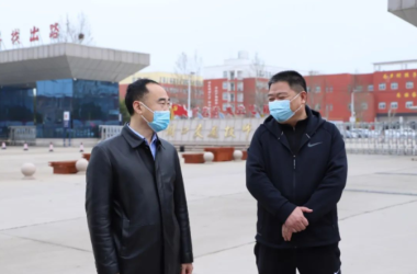 市教體局副局長(zhǎng)朱鑫一行來我校督導(dǎo)閉校期間學(xué)校疫情防控工作