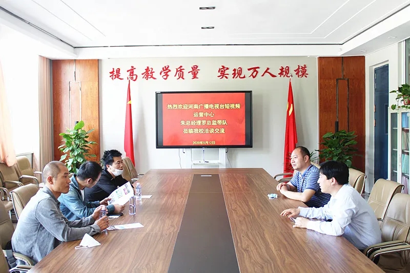 河南電視臺(tái)短視頻運(yùn)營(yíng)中心羅丁元總監(jiān)一行到我院參觀交流