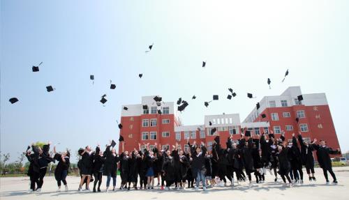 周口交通技師學院2010屆畢業(yè)典禮合影