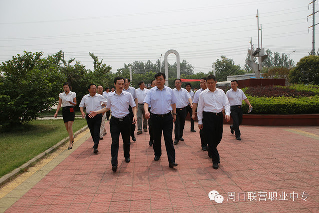 劉繼標(biāo)市長帶領(lǐng)市相關(guān)單位負(fù)責(zé)人到我校調(diào)研學(xué)校升專工作