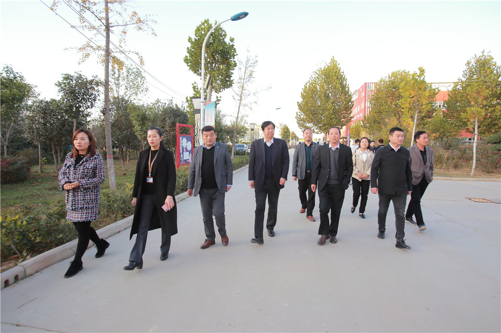 漯河一專軒中偉一行蒞臨我校參觀交流